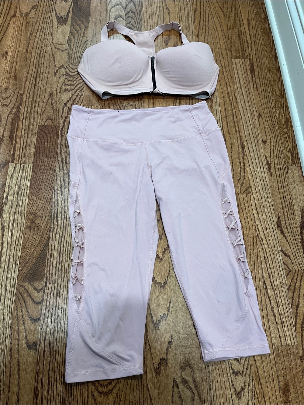 Victoria's Secret Sport Light Pink Knockout Bra and Capri Legging Set